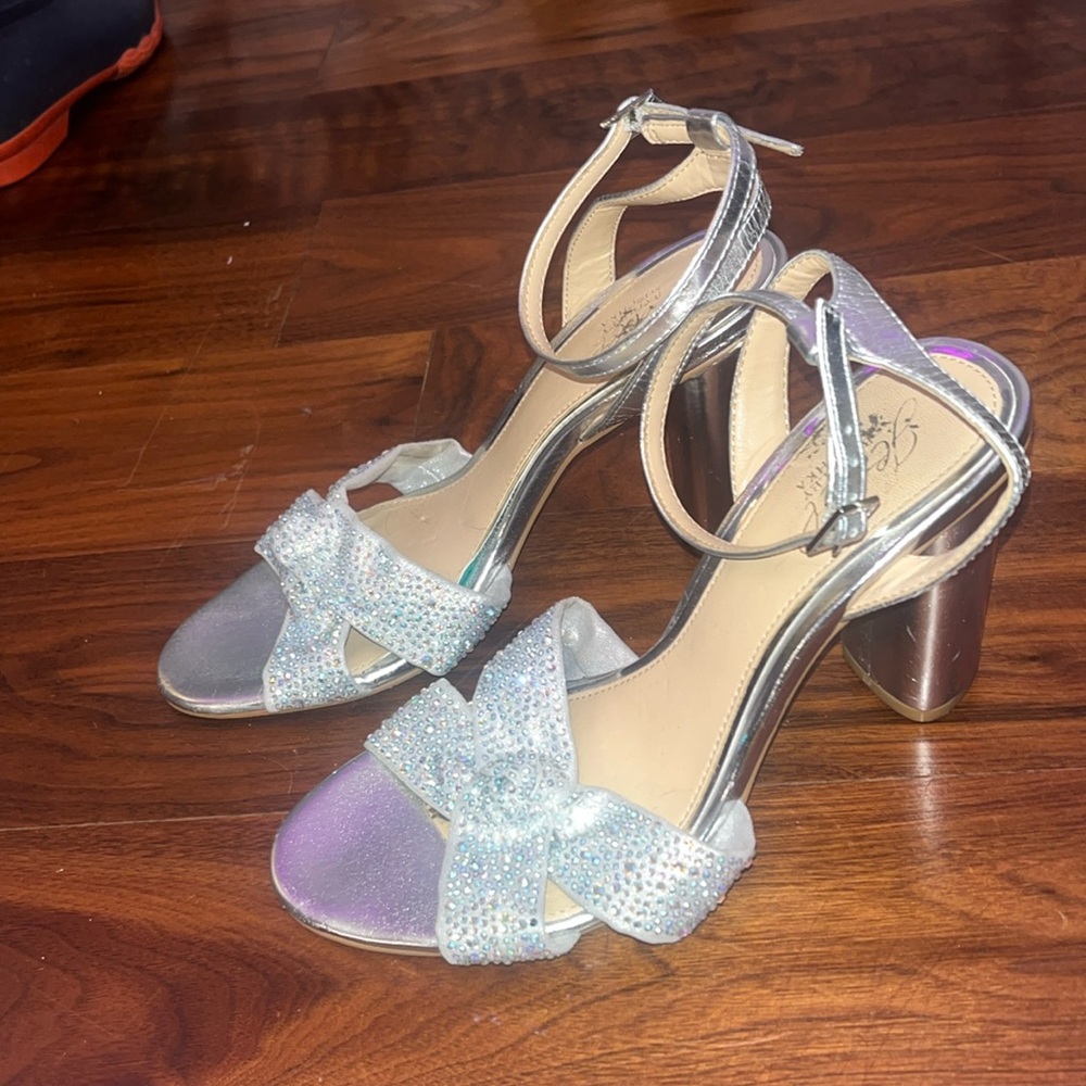 Jewel Badgley Mischka silver sparkly heels
